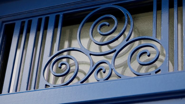 zoom sur une grille d'une imposte vitrée